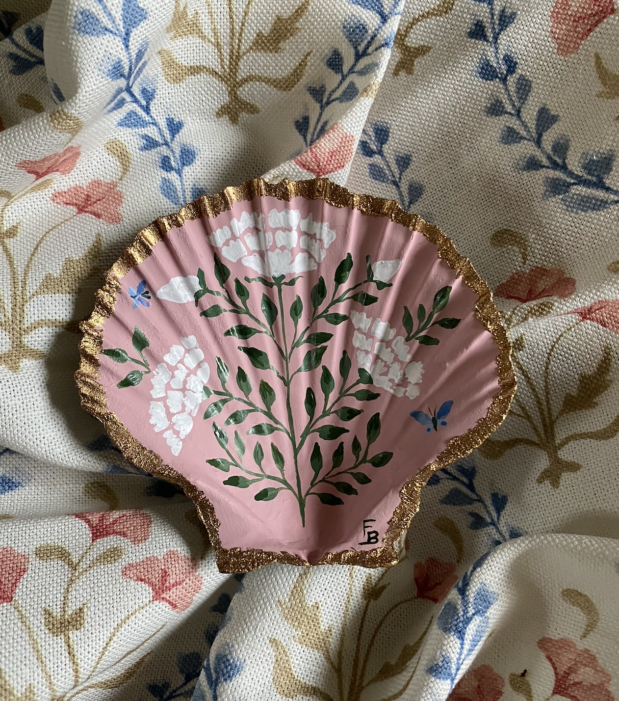 Hand-painted Scallop shell - White flower