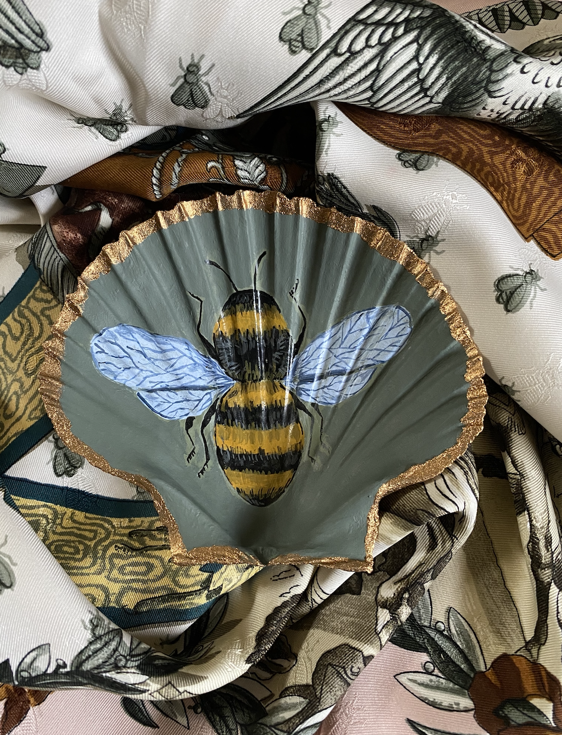 Hand-painted Scallop shell - Bee