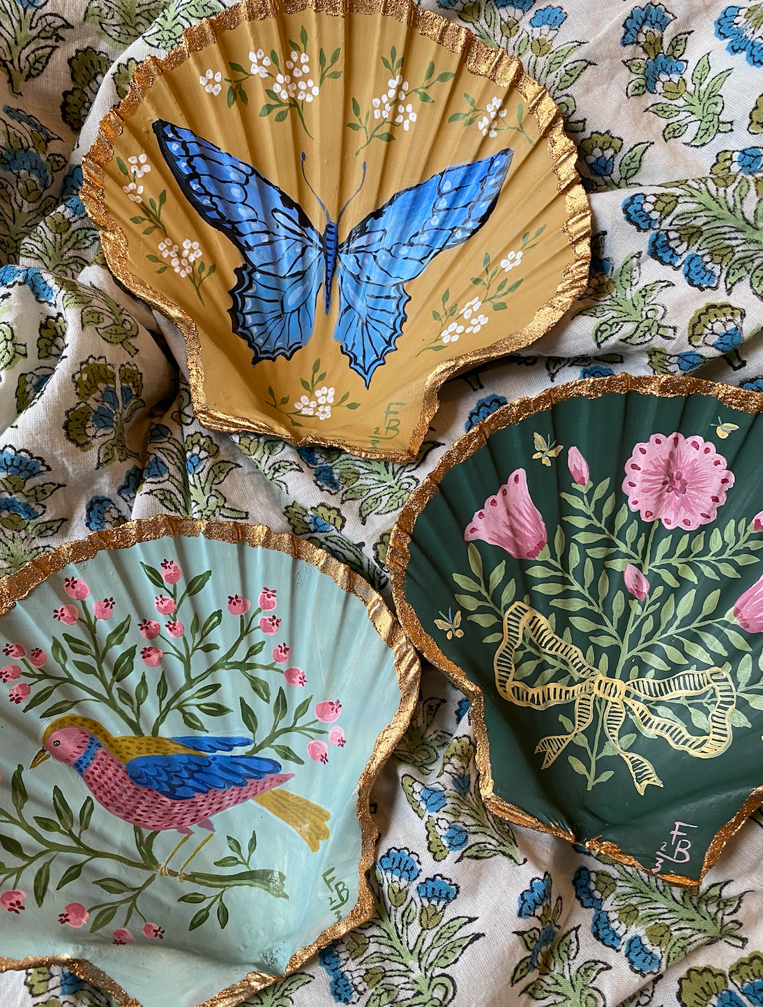 Hand-painted Scallop shell - Bouquet and butterflies