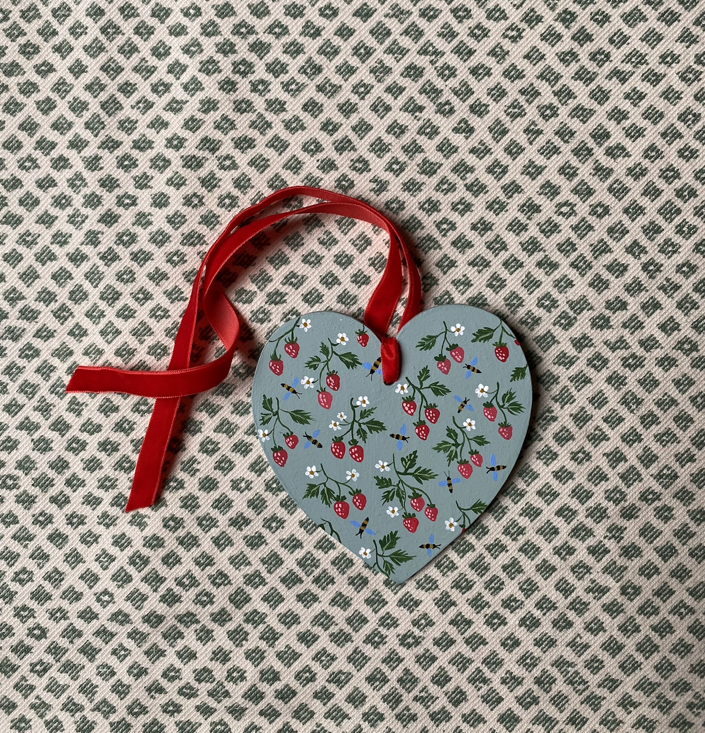 Wooden heart gift tag - Wild strawberries and bees