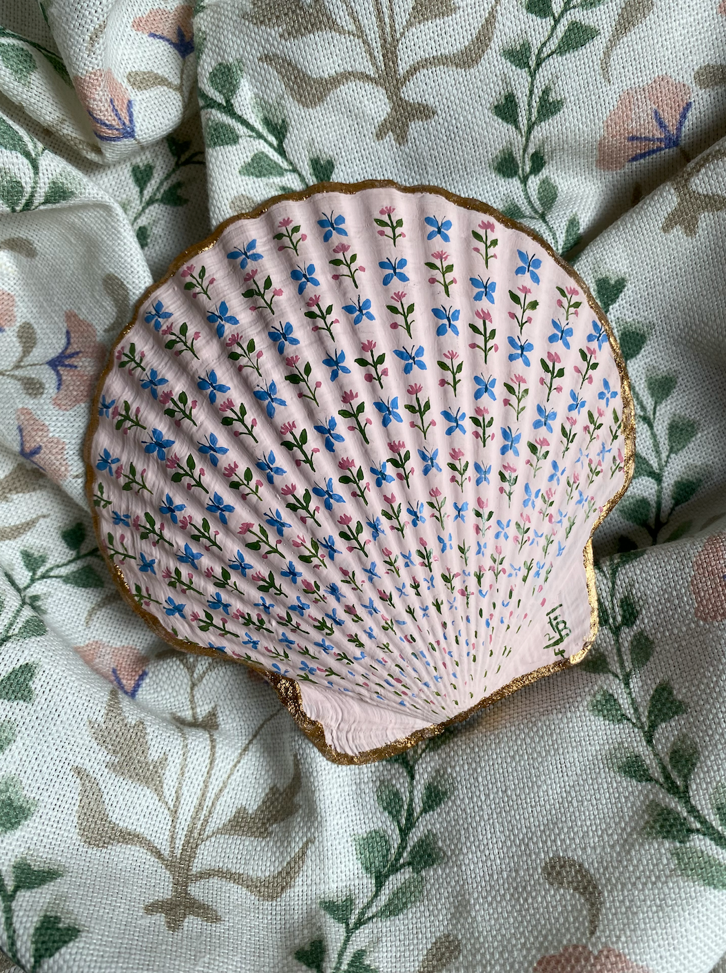 Handpainted Scallop Shell - Lily of the Valley