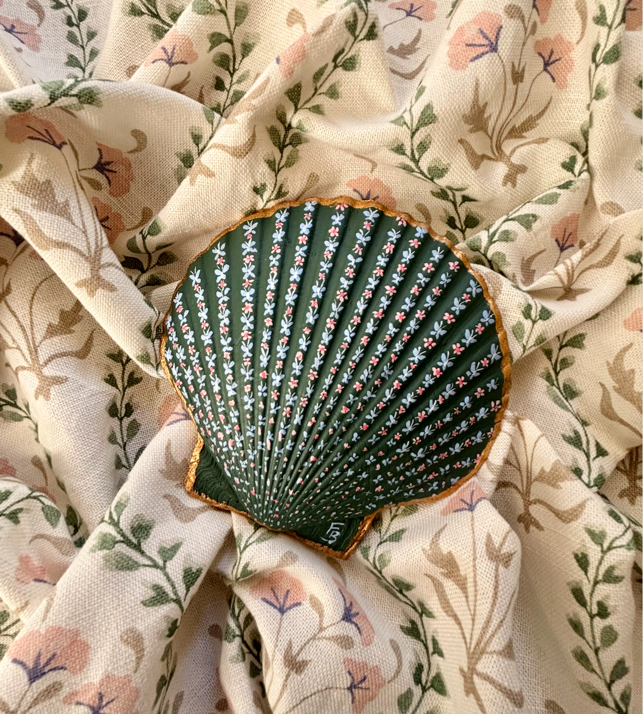 Large hand-painted Scallop Shell - Indian Flower
