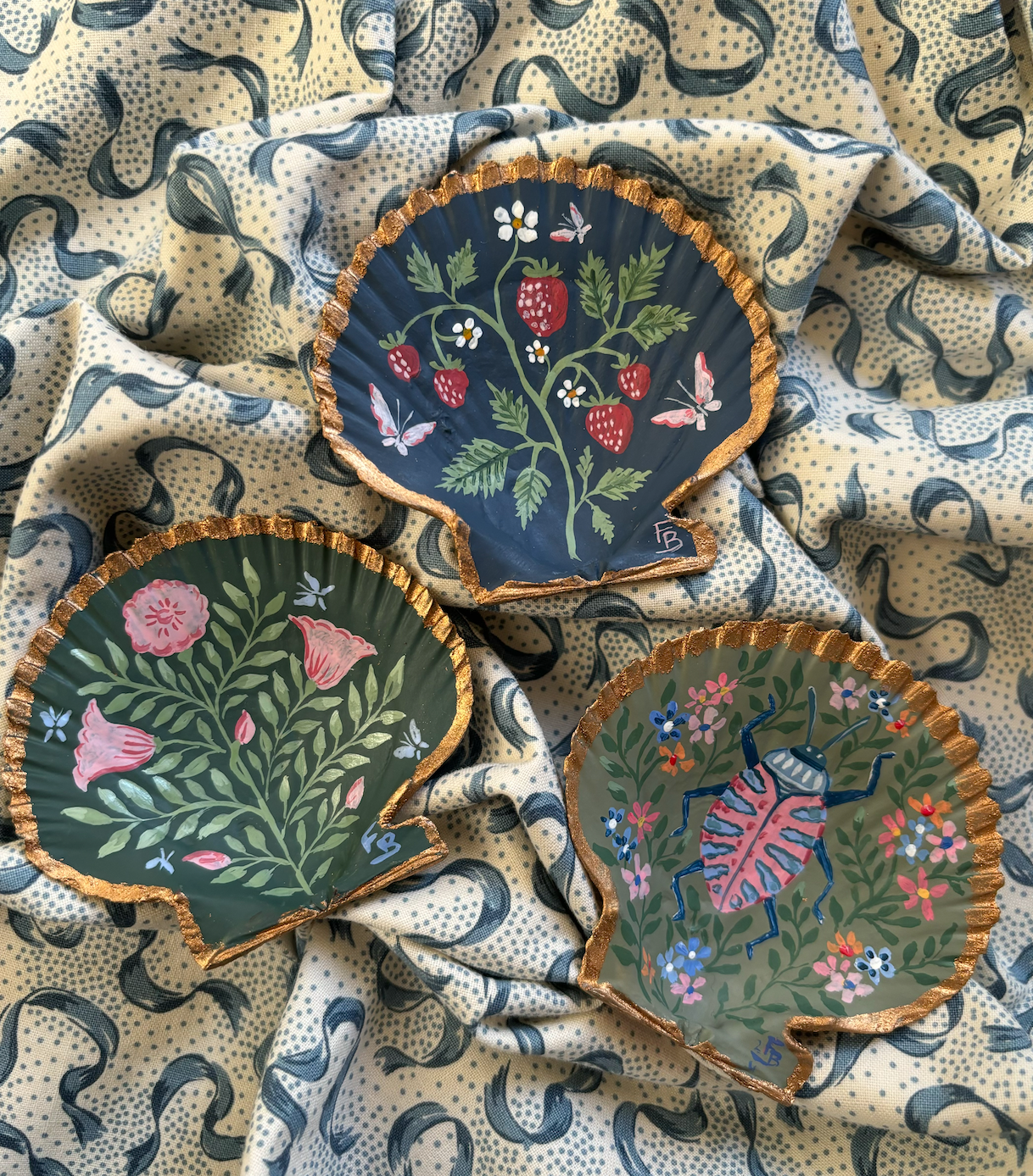 Small hand-painted Scallop Shell - Strawberry