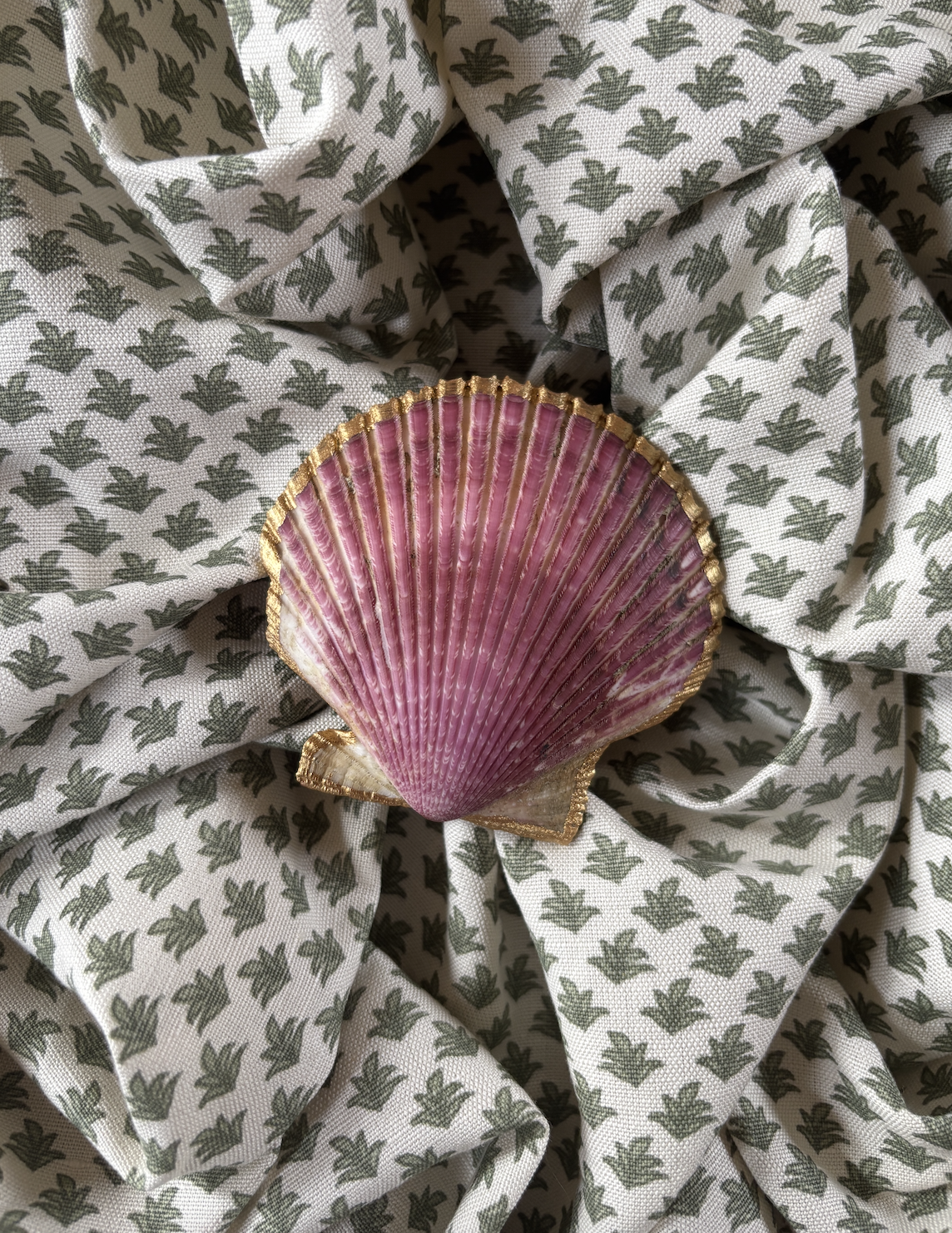 Small hand-painted scallop shell - Indian Flower