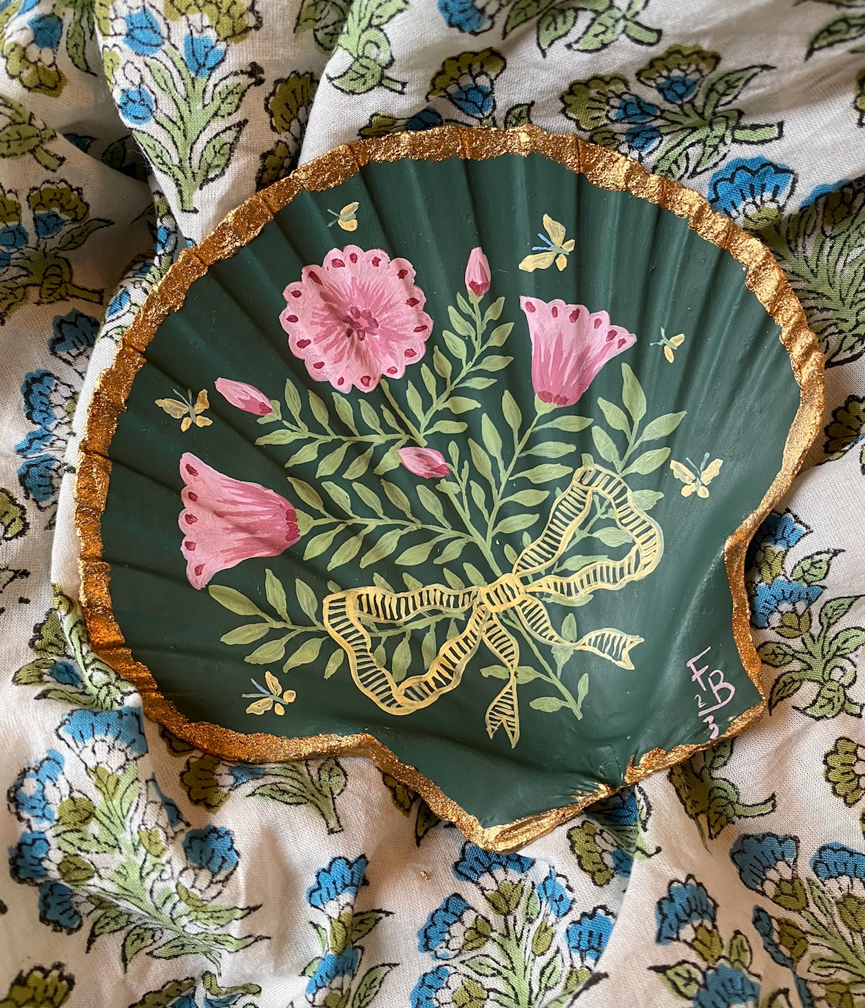 Hand-painted Scallop shell - Bouquet and butterflies
