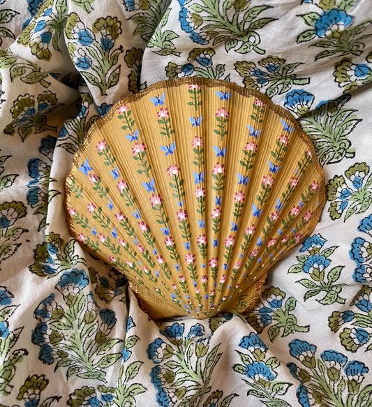 Hand-painted Scallop shell - Bouquet and butterflies