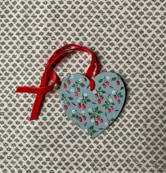 Wooden heart gift tag -  Wild strawberries and bees