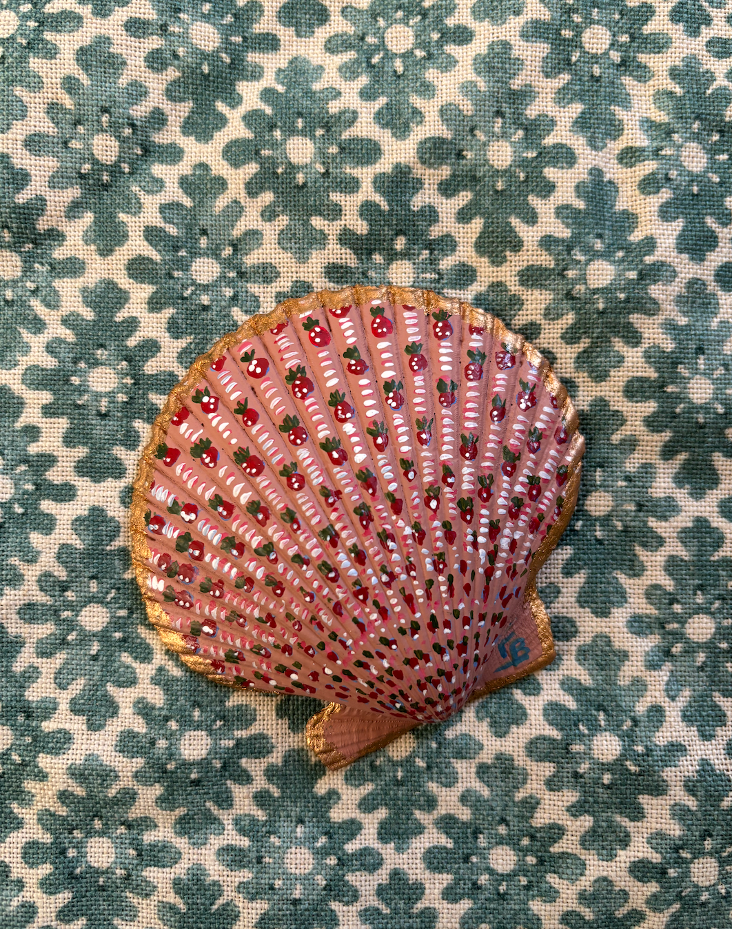 Small hand-painted Scallop Shell - Beetle